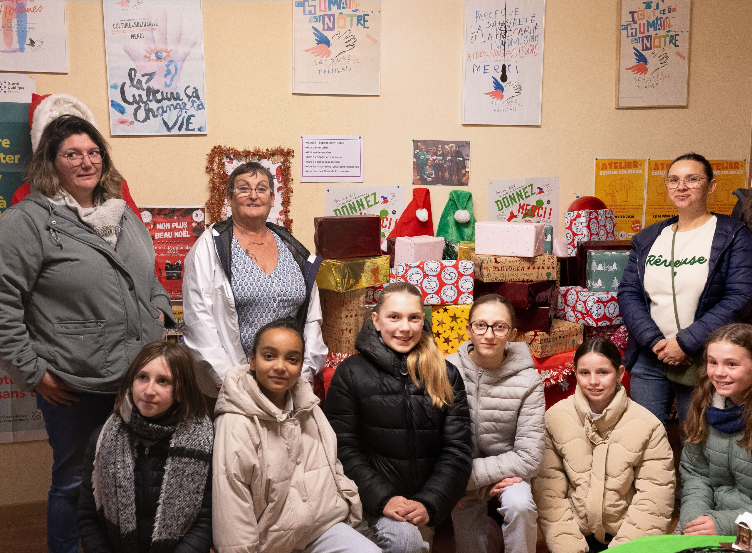 distribution boite bonheur secours populaire 17 scaled